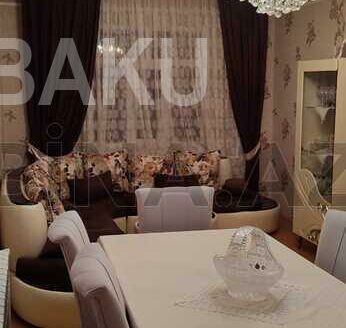 5-Room Old Apartment for Sale in Baku