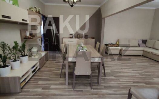 5-Room Old Apartment for Sale in Baku