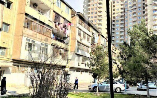 3 Room Old Apartment for Sale in Baku