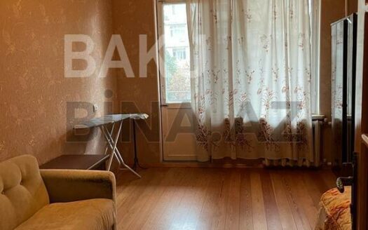 4 Room Old Apartment for Sale in Baku