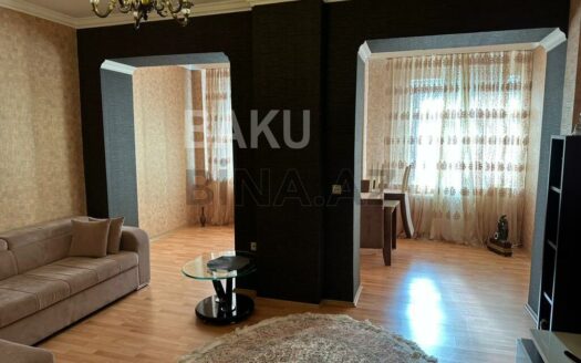 4 Room Old Apartment for Sale in Baku