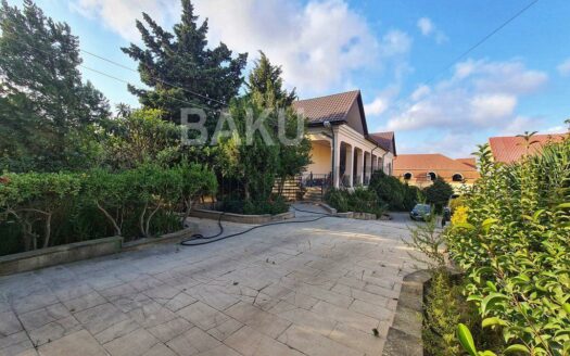 12-Room House / Villa for Sale in Baku