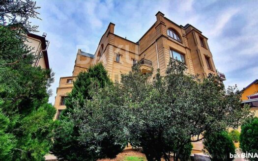 15-Room House / Villa for Sale in Baku