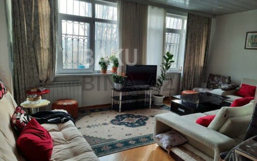 3 Room Old Apartment for Sale in Baku