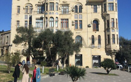 4 Room Old Apartment for Sale in Baku