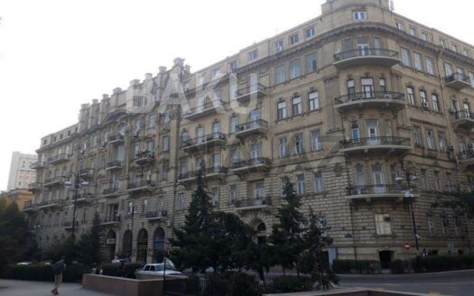 6-Room Old Apartment for Sale in Baku