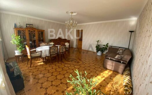 3 Room Old Apartment for Sale in Baku