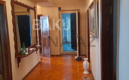 5-Room Old Apartment for Sale in Baku