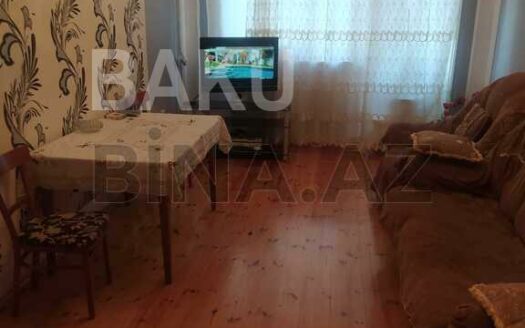 4 Room Old Apartment for Sale in Baku