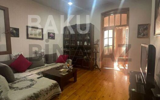 4 Room Old Apartment for Sale in Baku