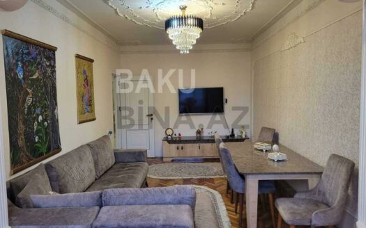 4 Room Old Apartment for Sale in Baku