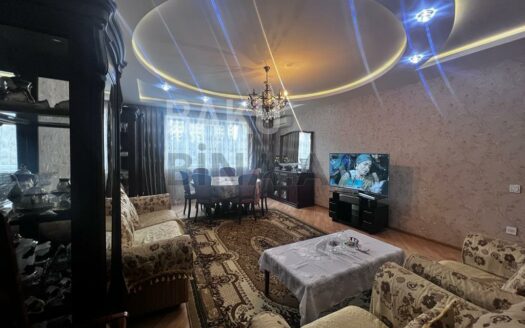 4 Room Old Apartment for Sale in Baku