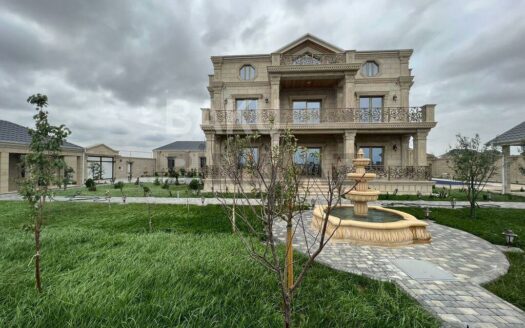 10 Room House / Villa for Sale in Baku