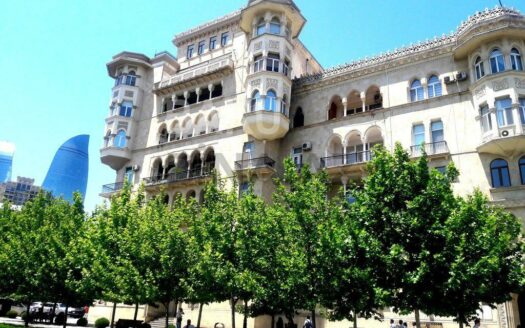 4 Room Old Apartment for Sale in Baku