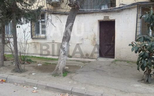 4 Room Old Apartment for Sale in Baku