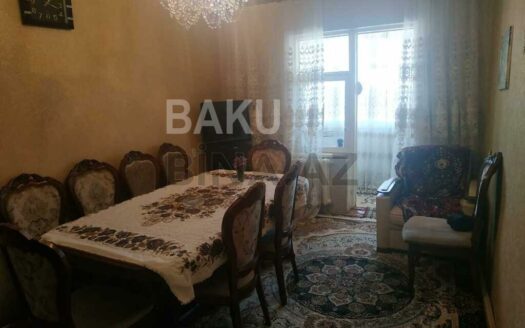 4 Room Old Apartment for Sale in Baku