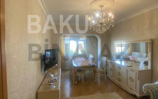 4 Room Old Apartment for Sale in Baku