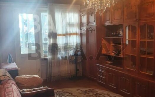 4 Room Old Apartment for Sale in Baku