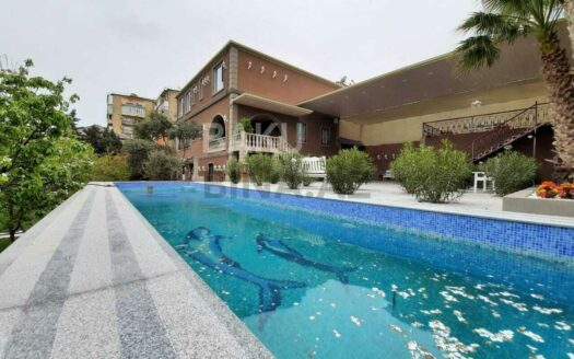 9 Room House / Villa for Sale in Baku