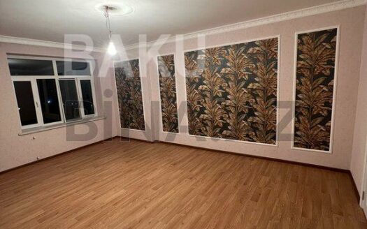 4 Room Old Apartment for Sale in Baku