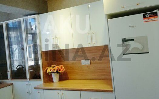 5-Room Old Apartment for Sale in Baku