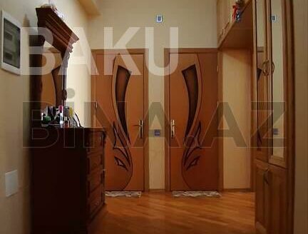 4 Room Old Apartment for Sale in Baku