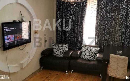 4 Room Old Apartment for Sale in Baku