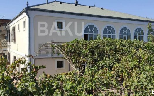 7 Room House / Villa for Sale in Baku