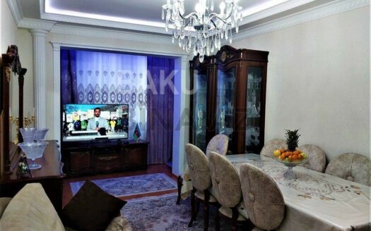 4 Room Old Apartment for Sale in Baku