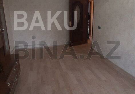 3 Room Old Apartment for Sale in Baku