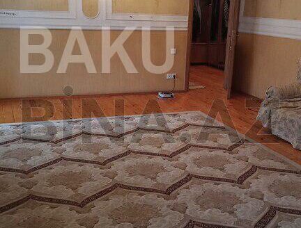 4 Room Old Apartment for Sale in Baku