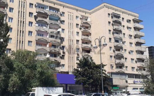 4 Room Old Apartment for Sale in Baku