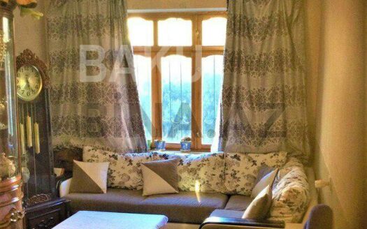 3 Room Old Apartment for Sale in Baku