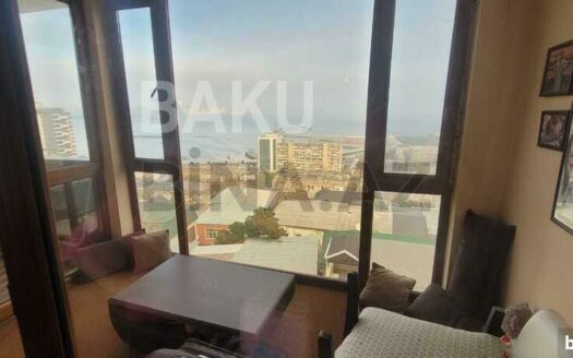 3 Room Old Apartment for Sale in Baku