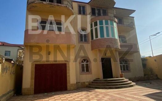 8 Room House / Villa for Sale in Baku