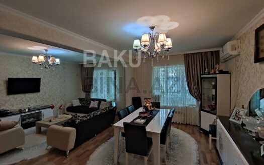 5-Room Old Apartment for Sale in Baku