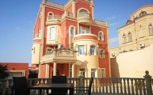 8 Room House / Villa for Sale in Baku