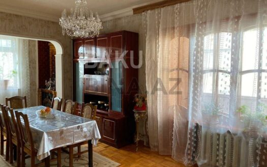 4 Room Old Apartment for Sale in Baku