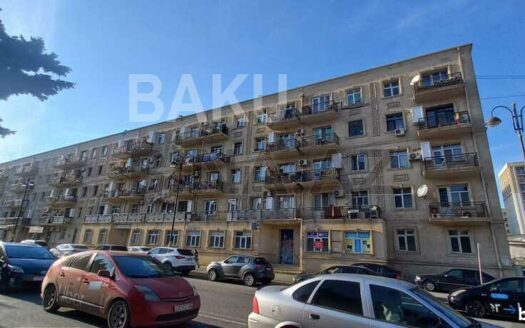 4 Room Old Apartment for Sale in Baku