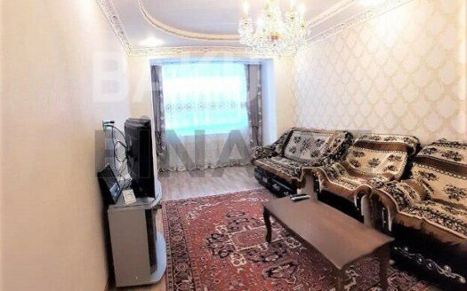 4 Room Old Apartment for Sale in Baku