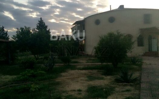 8 Room House / Villa for Sale in Baku