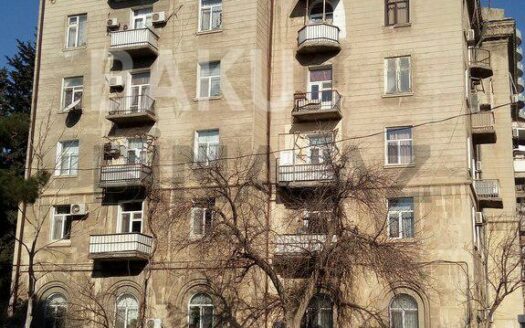 3 Room Old Apartment for Sale in Baku