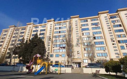 4 Room Old Apartment for Sale in Baku