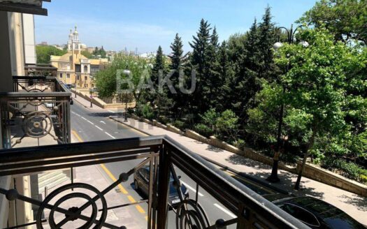 3 Room Old Apartment for Sale in Baku