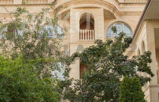 8 Room House / Villa for Sale in Baku