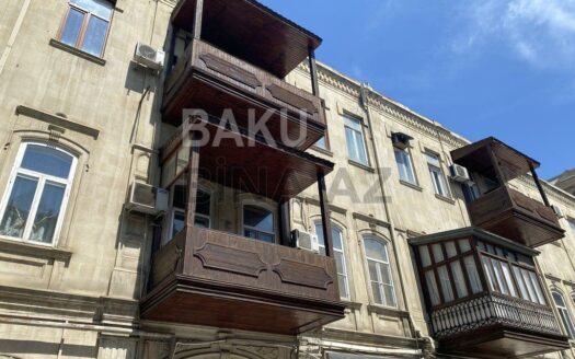 3 Room Old Apartment for Sale in Baku