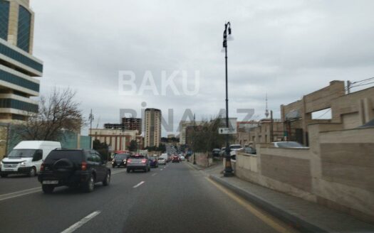 8 Room House / Villa for Sale in Baku