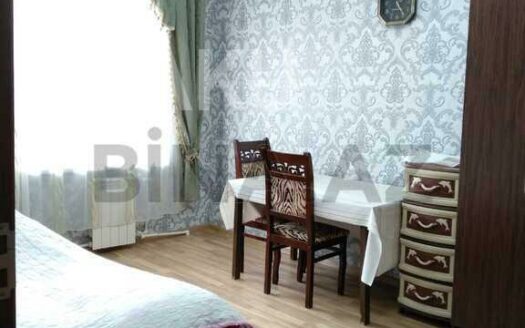 4 Room Old Apartment for Sale in Baku