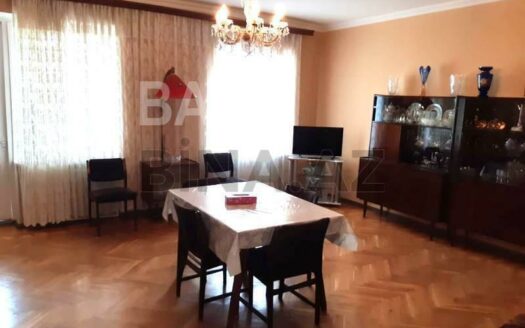 3 Room Old Apartment for Sale in Baku