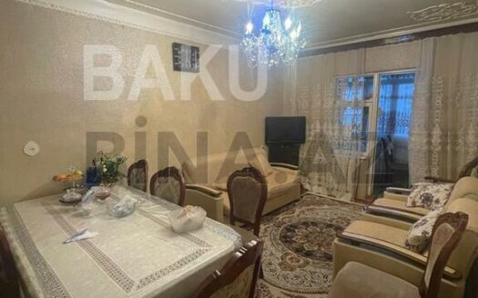 4 Room Old Apartment for Sale in Baku